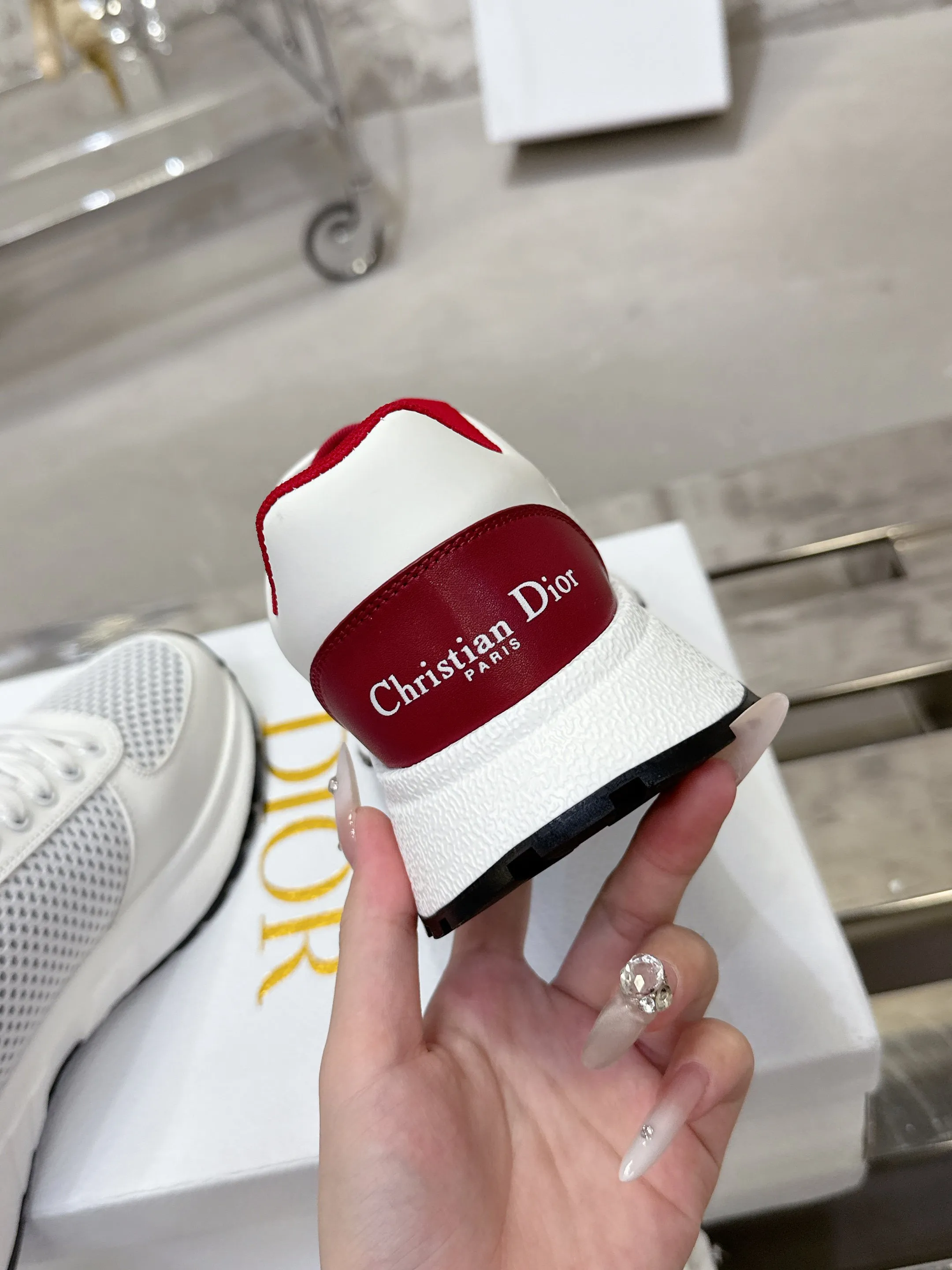 [Dior Dior] P: 640💰Couple model Size: Female: 35-40 (customized at 41), male 39-44. (customized at 45) 2025 Dior Dior autumn and winter new couple model, thick-soled casual sports shoes, originally purchased and developed to reinterpret the sports style with an elegant and fashionable shape. The upper is crafted from white mesh fabric and features the Christian Dior Paris signature on the laces and heel. The exquisite two-color sole is light and soft, which can add a high-end temperament to all kinds of casual looks. The delivery counter is exquisitely packaged🛍📦 ▪️Material: Original custom imported first-layer cowhide ▪️Inner lining: Imported soft sheepskin lining ▪️Sole: Original open-molded anti-slip rubber material ▪️Sole thickness: 4CM